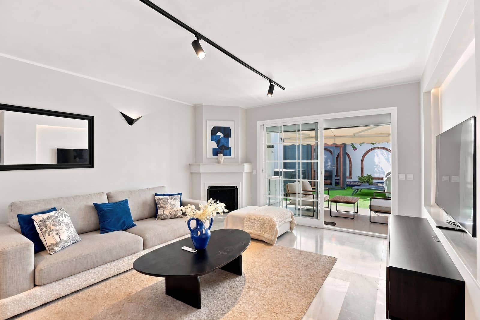 2 bedroom Apartment for sale in Calahonda - € 495,000 (Ref: 10051374)