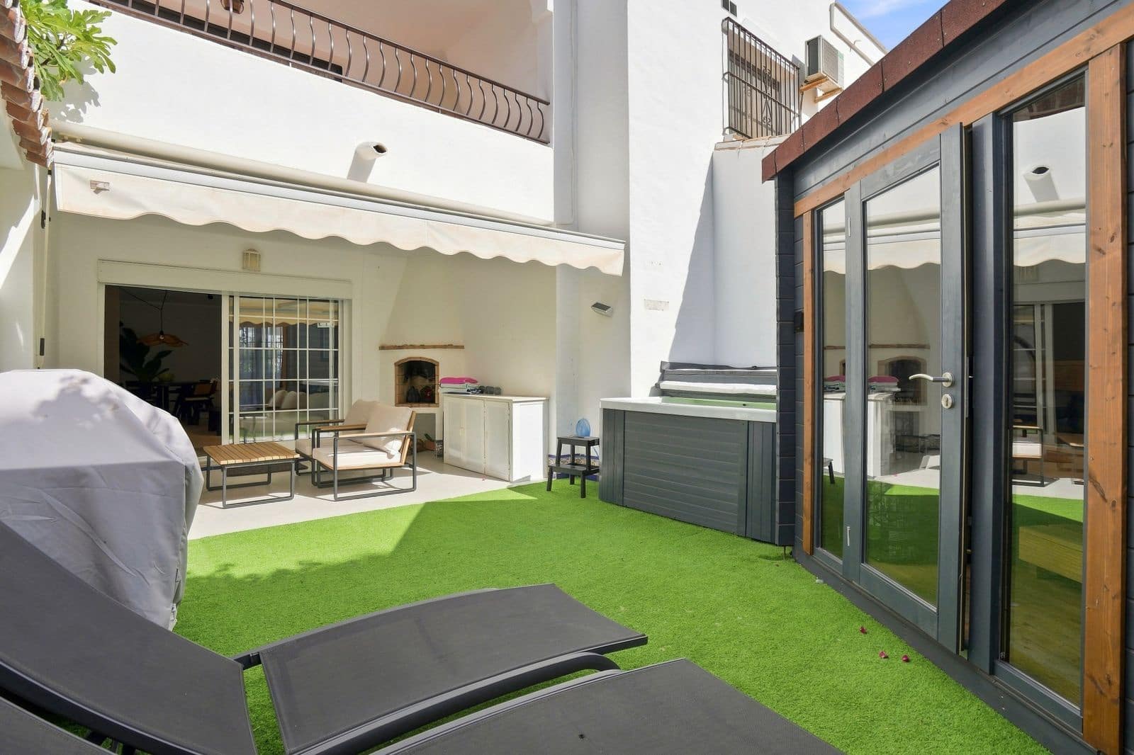 2 bedroom Apartment for sale in Calahonda - € 495,000 (Ref: 10051374)