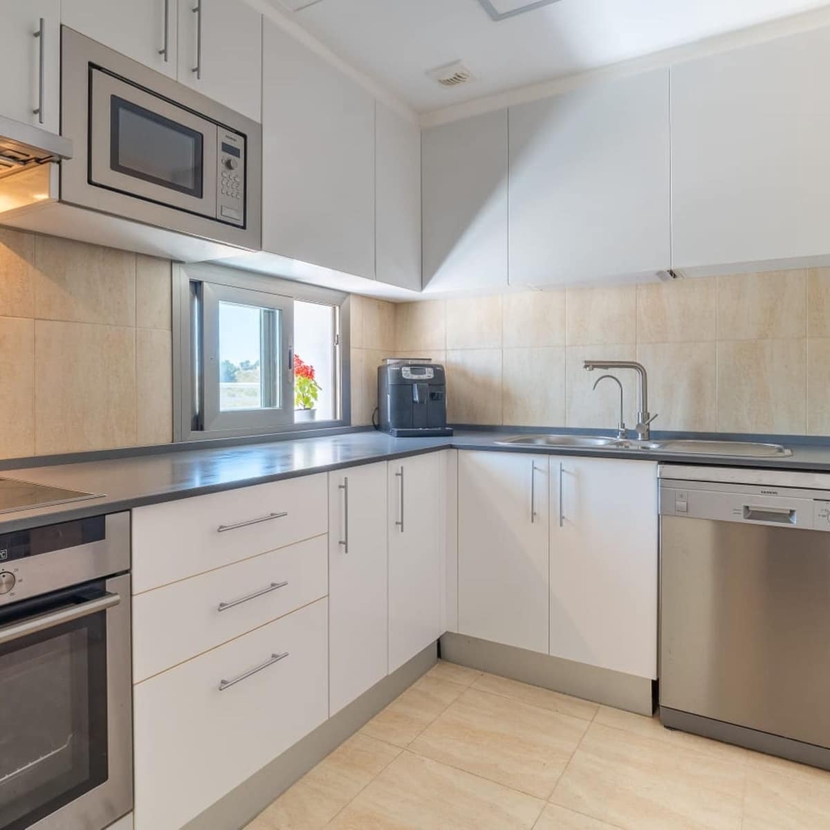 3 bedroom Apartment for sale in Marbella - € 742,000 (Ref: 10051380)