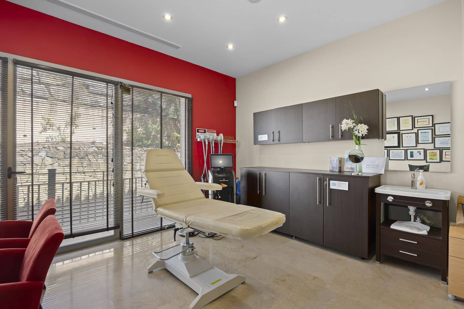 Office for sale in Marbesa - € 395,000 (Ref: 10051411)