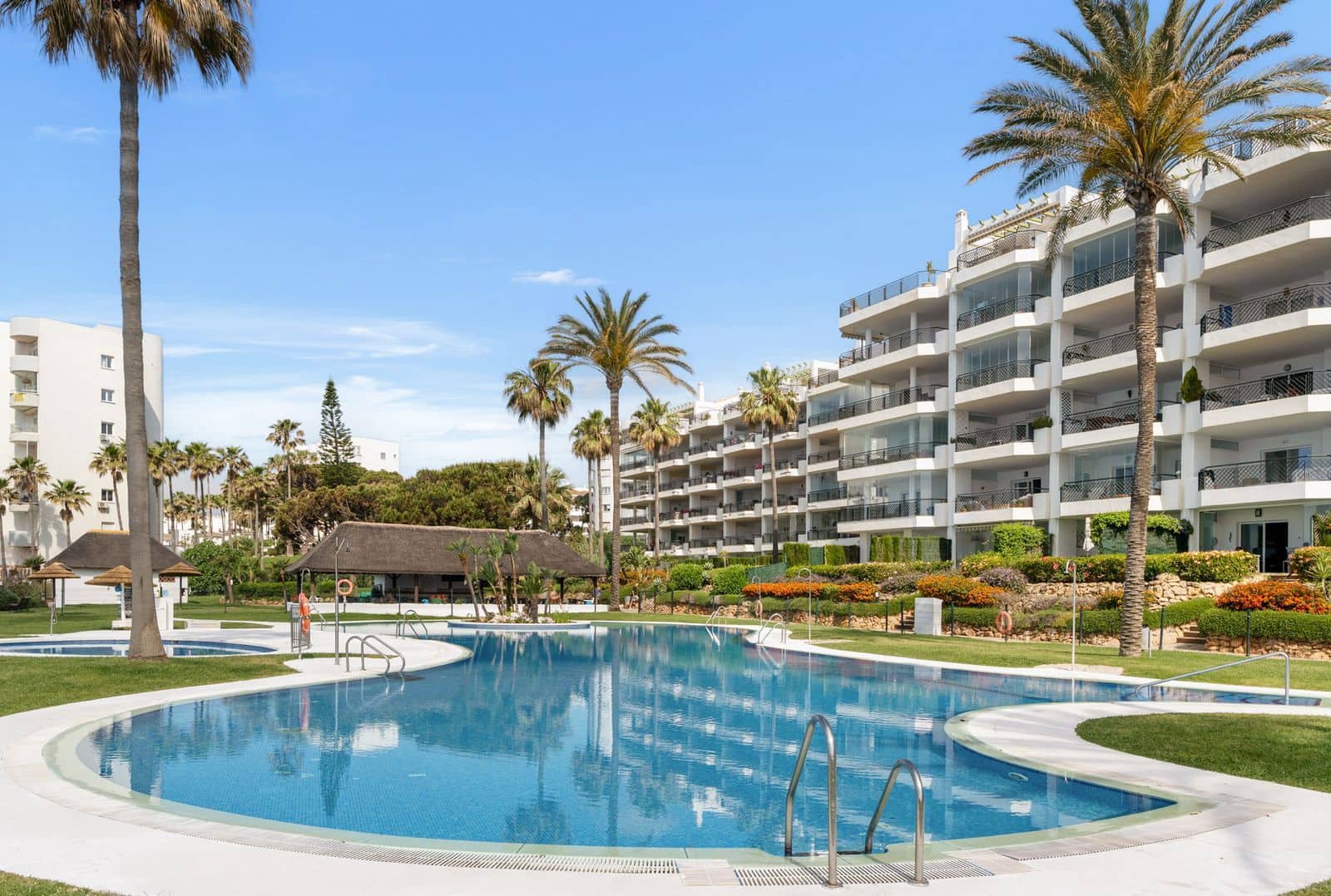 Apartamento de 2 habitaciones en Calahonda en venta - 650.000 € (Ref: 10051414)