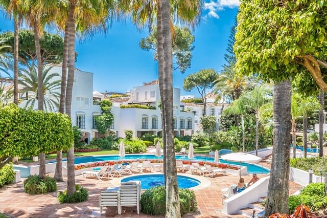 3 bedroom Apartment for sale in Elviria, Marbella - € 995,000 (Ref: 10051417)