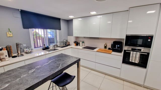 5 Zimmer Doppelhaus zu verkaufen in Santa Clara, Marbella - 1.075.000 € (Ref: 10051418)