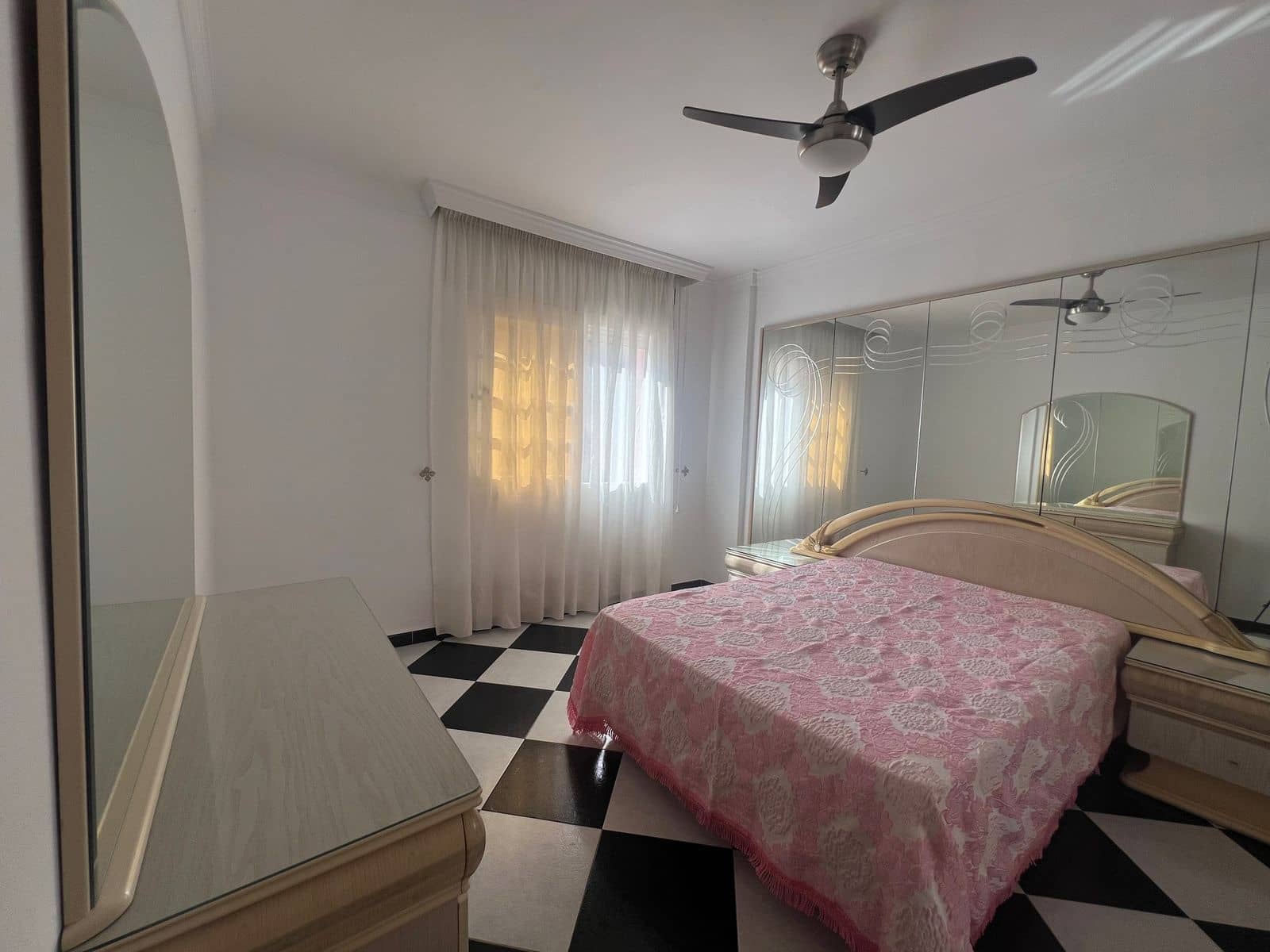 Pareado de 3 habitaciones en Estepona en venta - 625.900 € (Ref: 10051423)