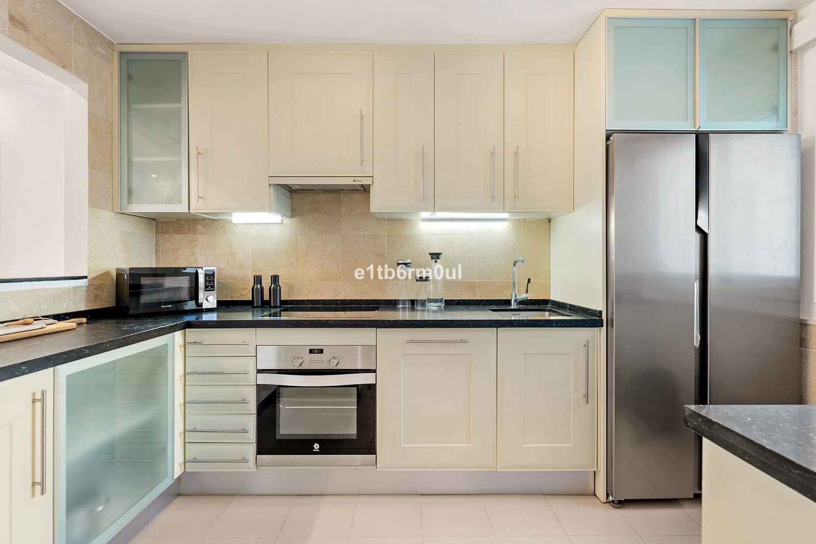 2 slaapkamer Appartement te koop in Nueva Andalucia - € 595.000 (Ref: 10051435)
