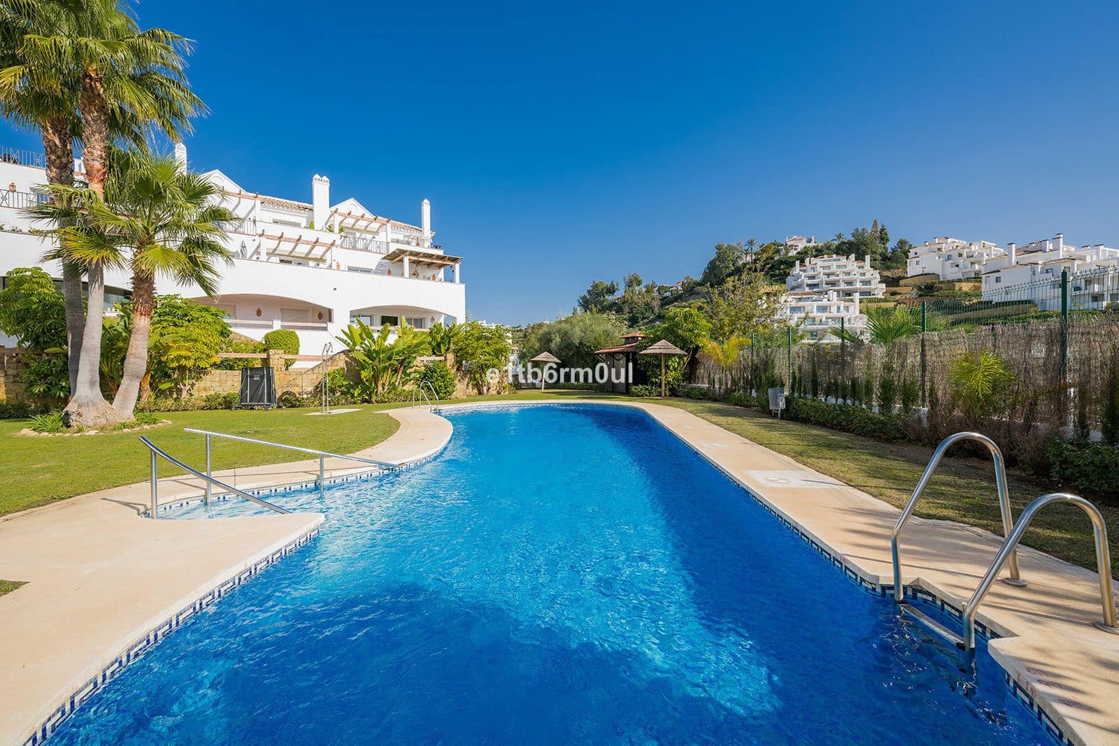 2 slaapkamer Appartement te koop in Nueva Andalucia - € 595.000 (Ref: 10051435)