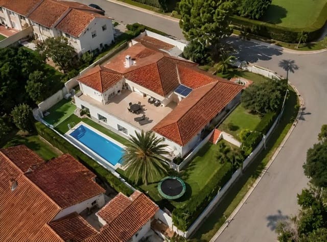 6 soverom Villa til salgs i Sotogrande Costa, San Roque - € 1 185 000 (Ref: 10051487)