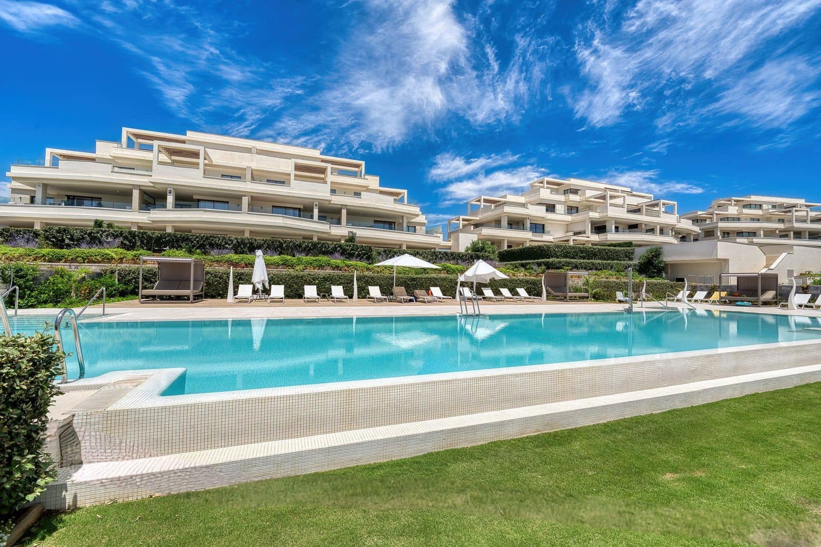 3 slaapkamer Appartement te koop in Estepona - € 1.850.000 (Ref: 10051503)