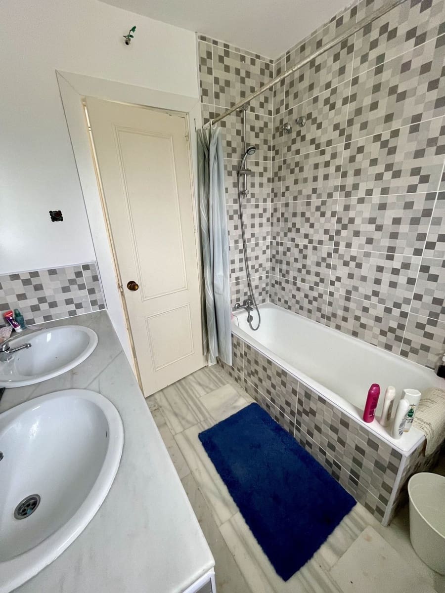 3 bedroom Semi-detached Villa for sale in La Duquesa / Puerto de la Duquesa - € 395,000 (Ref: 10051511)