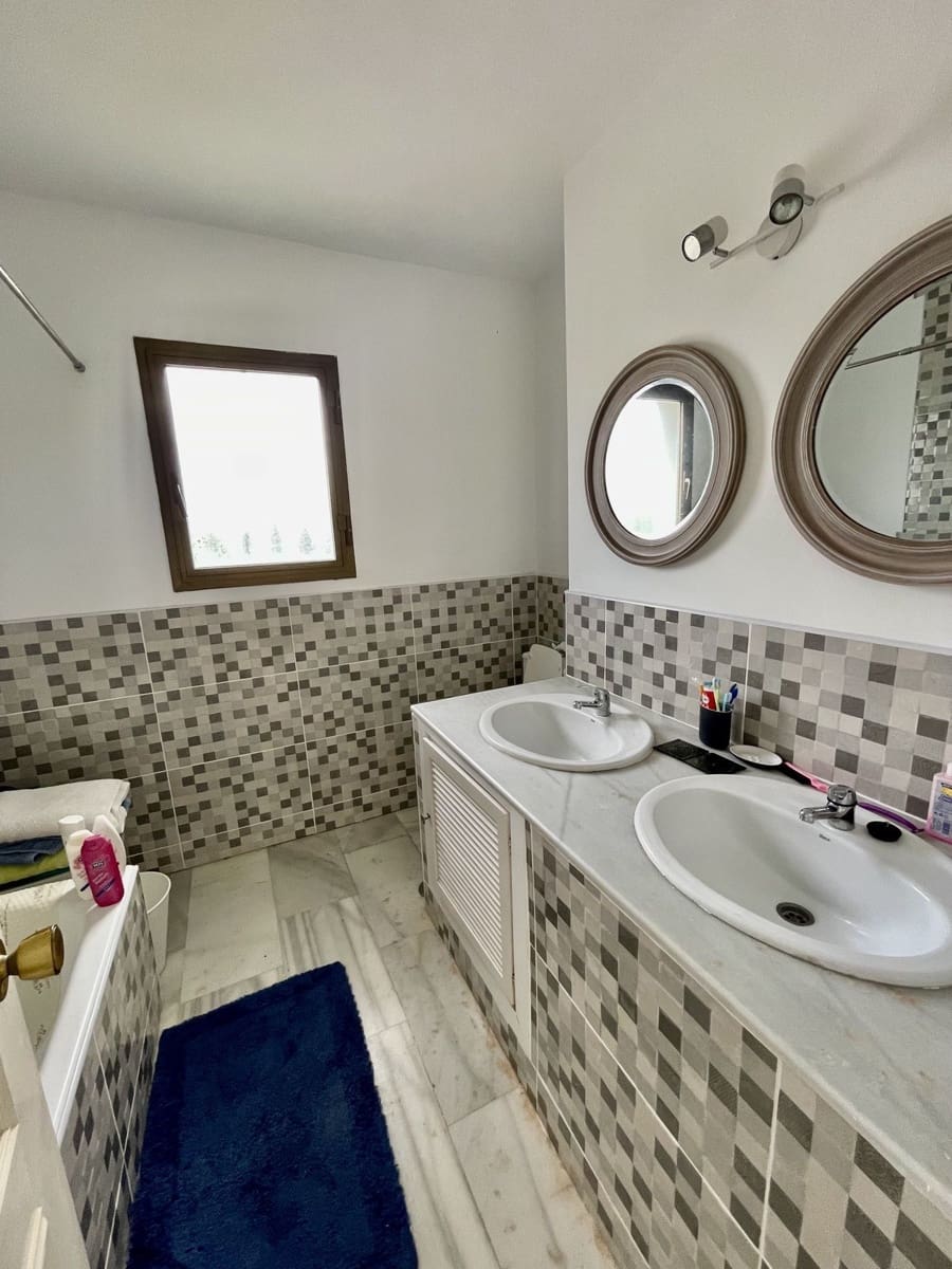3 bedroom Semi-detached Villa for sale in La Duquesa / Puerto de la Duquesa - € 395,000 (Ref: 10051511)