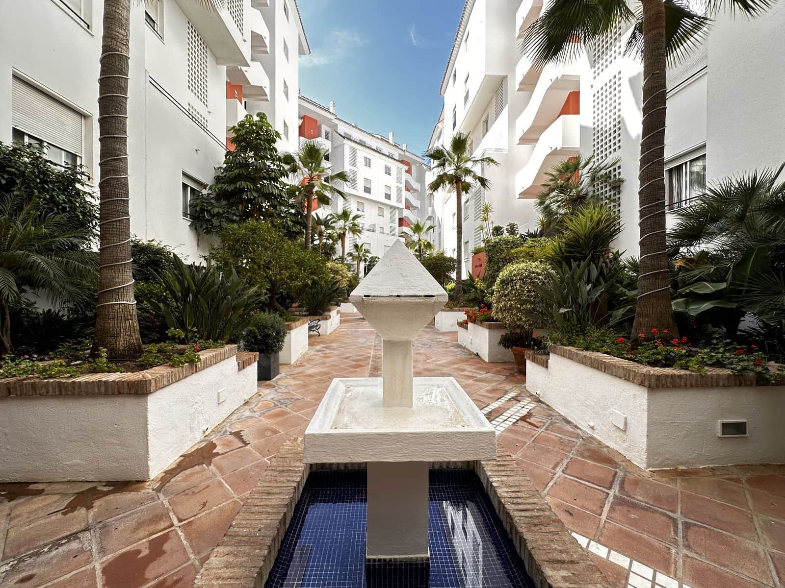 2 bedroom Apartment for sale in Puerto Banus - € 779,000 (Ref: 10051524)