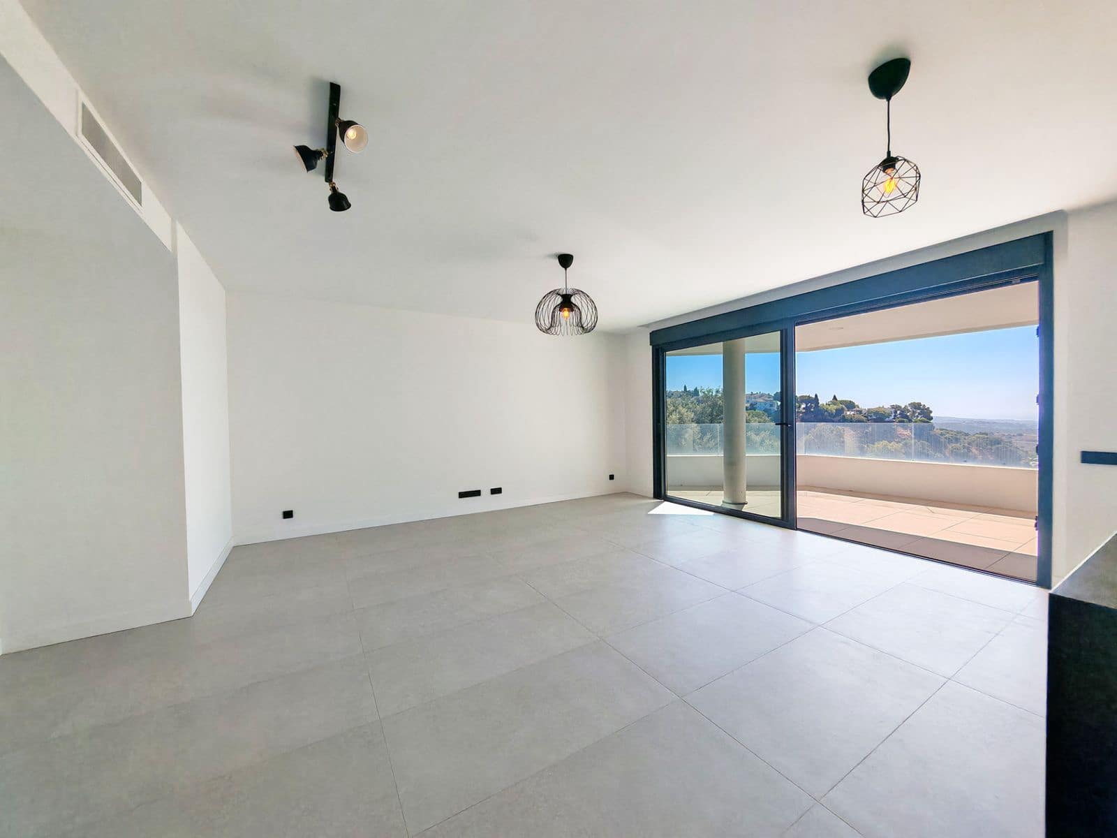 3 bedroom Apartment for sale in Los Monteros - € 820,000 (Ref: 10051534)