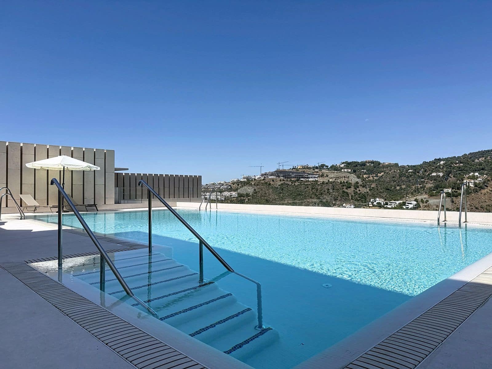 3 bedroom Penthouse for sale in Benahavis - € 1,600,000 (Ref: 10051562)