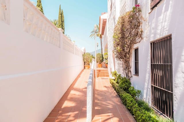 1 bedroom Apartment for sale in Nueva Andalucia, Marbella - € 399,000 (Ref: 10051563)