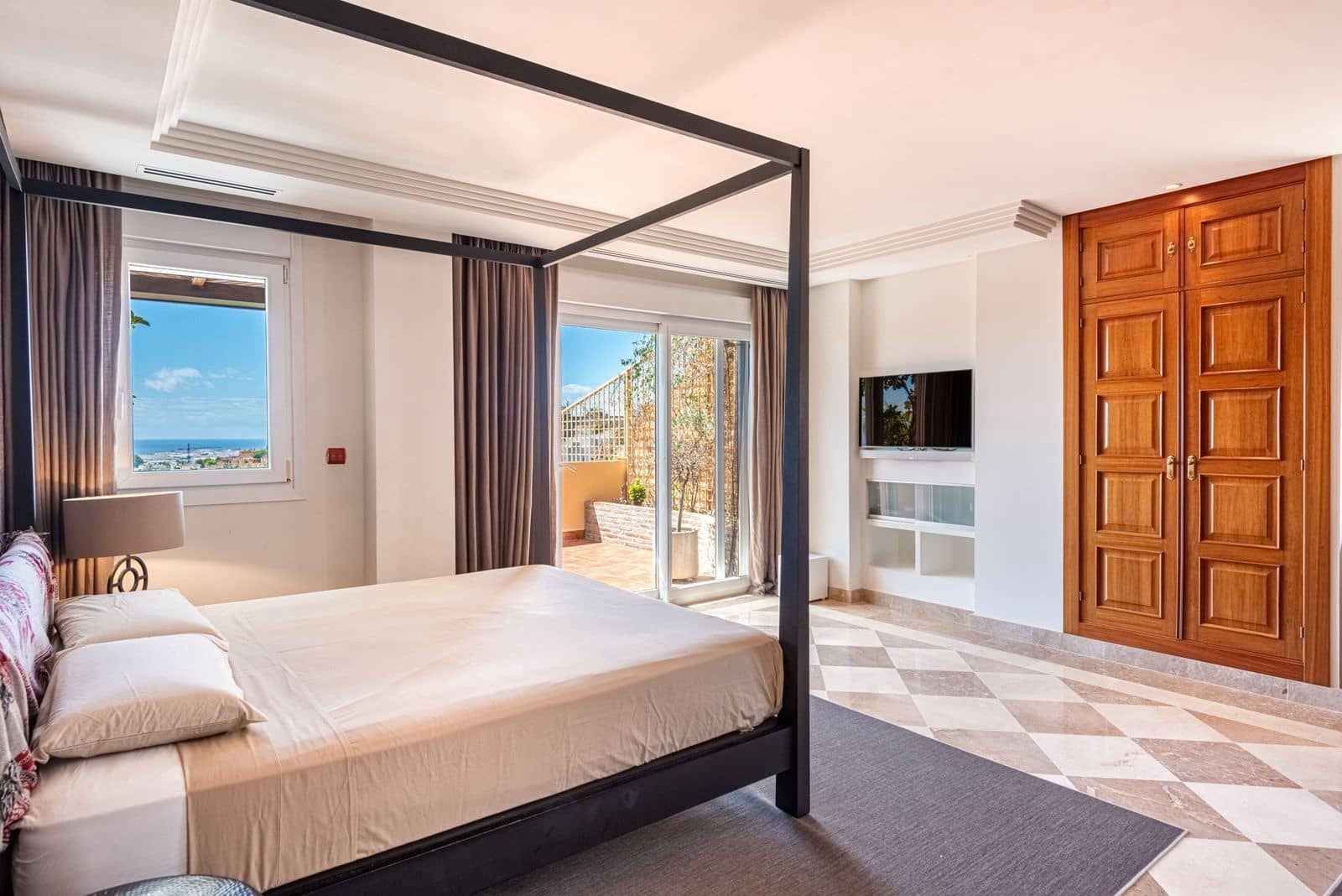 2 Zimmer Penthouse zu verkaufen in Nueva Andalucia - 950.000 € (Ref: 10051587)