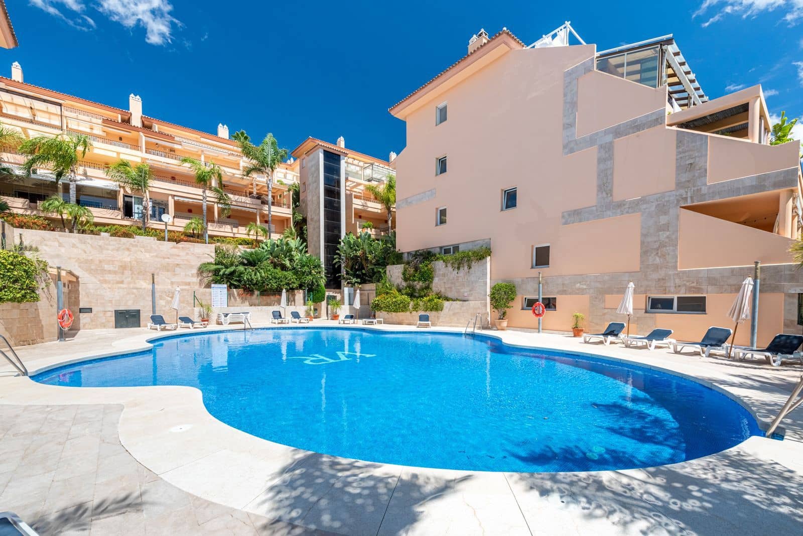 2 Zimmer Penthouse zu verkaufen in Nueva Andalucia - 950.000 € (Ref: 10051587)