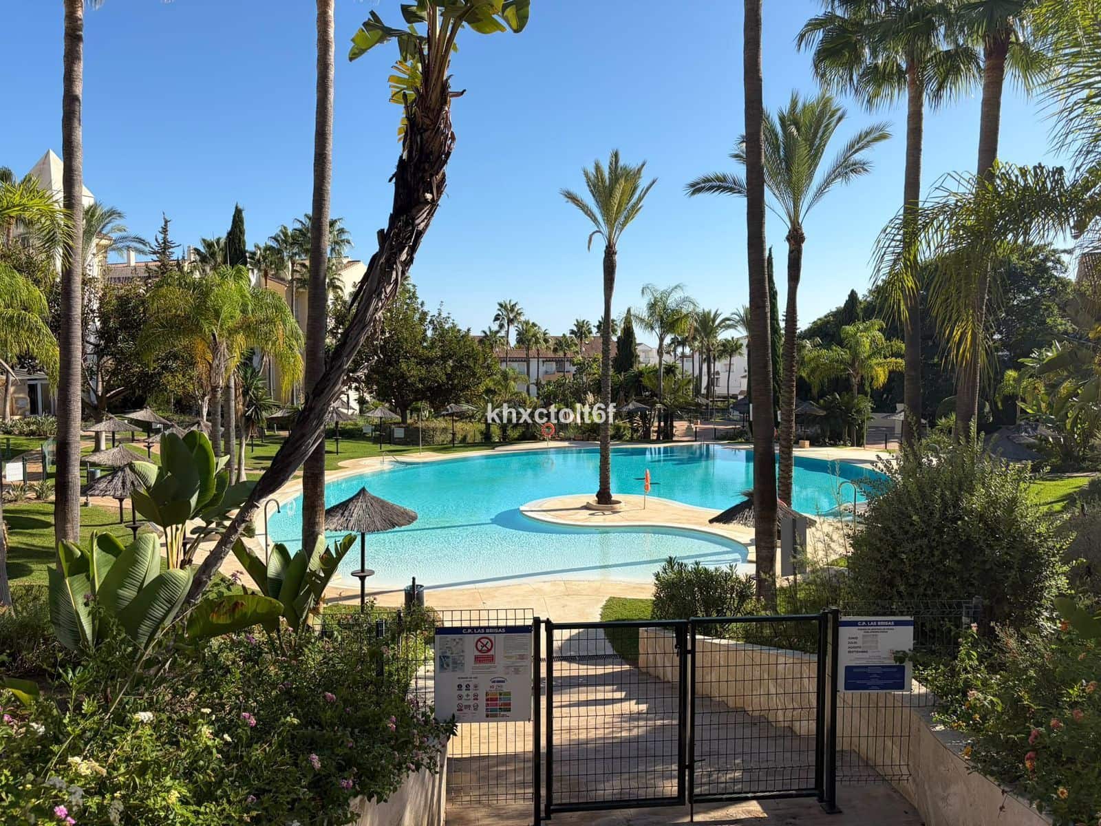 Apartamento de 2 habitaciones en Bahía de Marbella en venta con piscina - 645.000 € (Ref: 10097671)