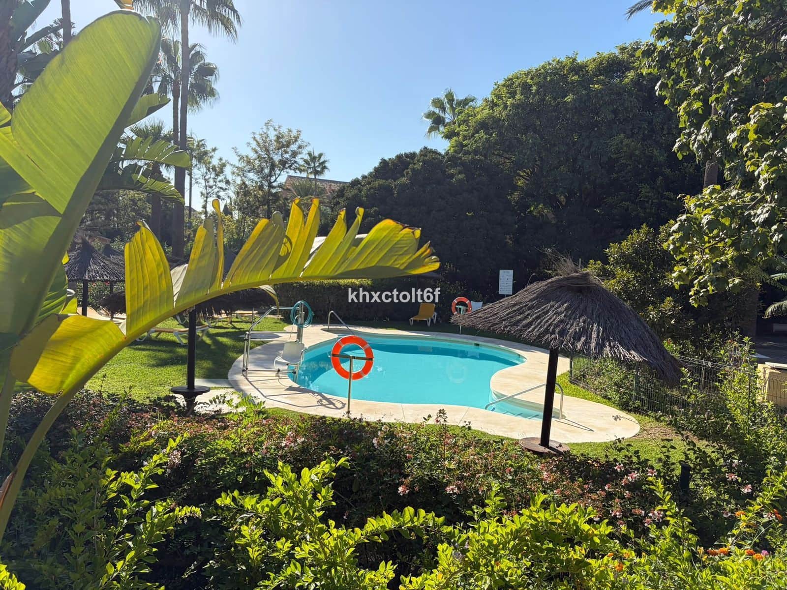 Apartamento de 2 habitaciones en Bahía de Marbella en venta con piscina - 645.000 € (Ref: 10097671)