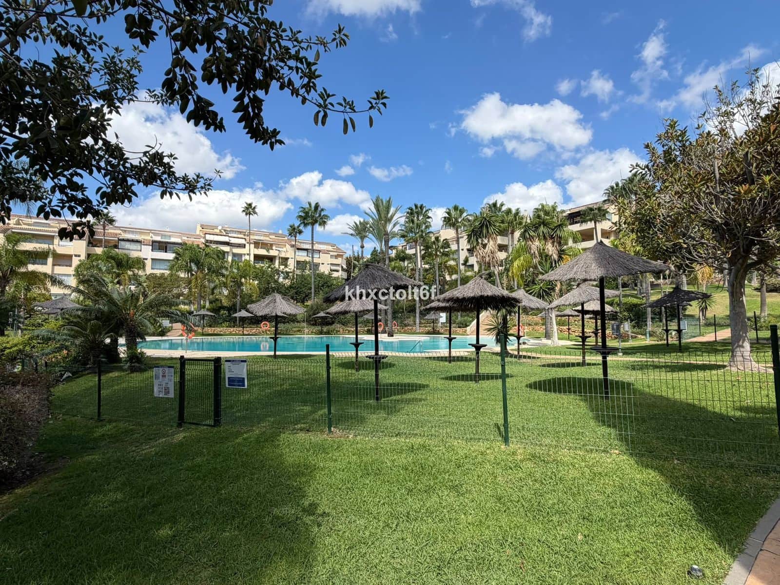 Apartamento de 2 habitaciones en Bahía de Marbella en venta con piscina - 645.000 € (Ref: 10097671)