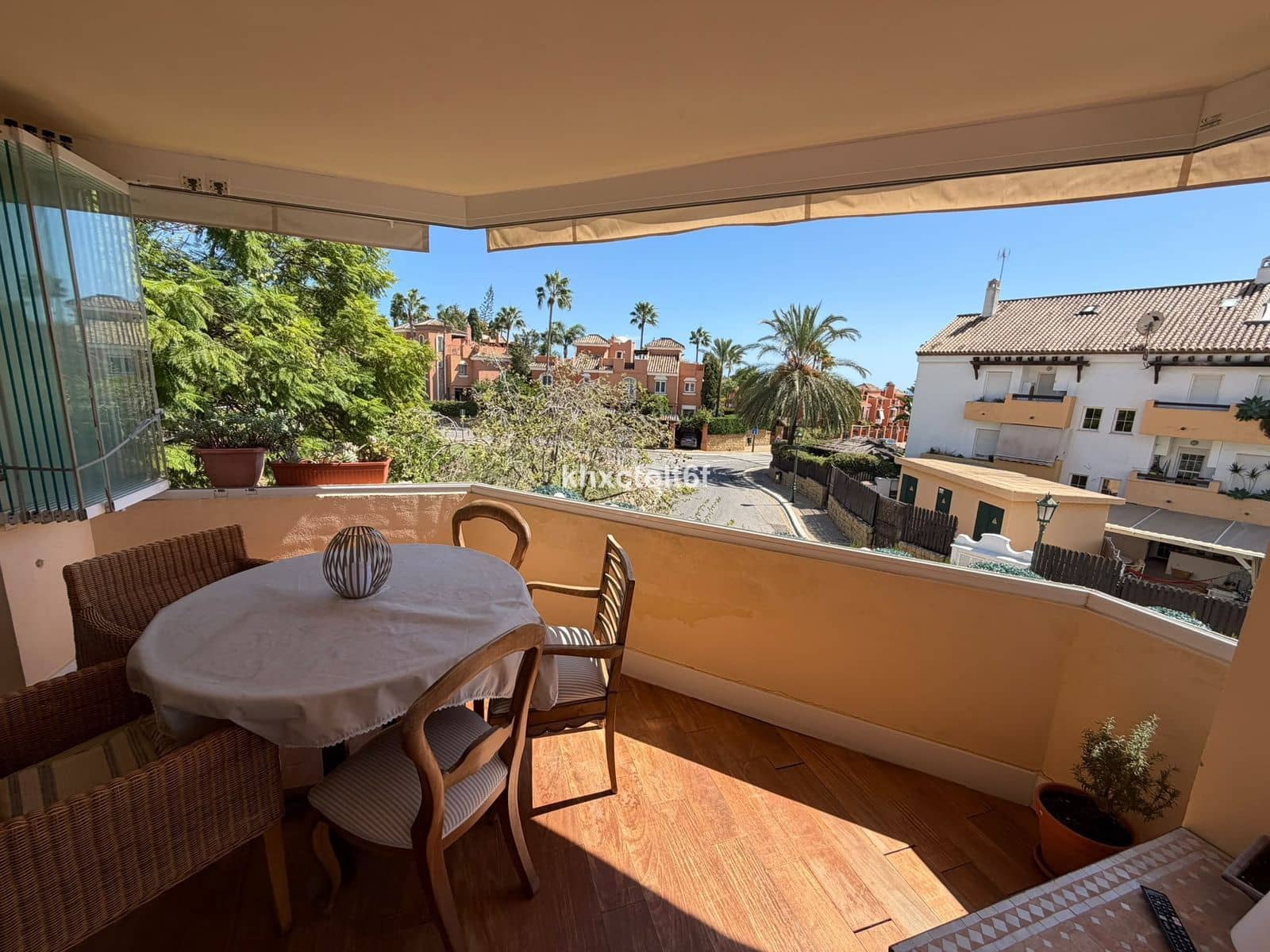 Apartamento de 2 habitaciones en Bahía de Marbella en venta con piscina - 645.000 € (Ref: 10097671)