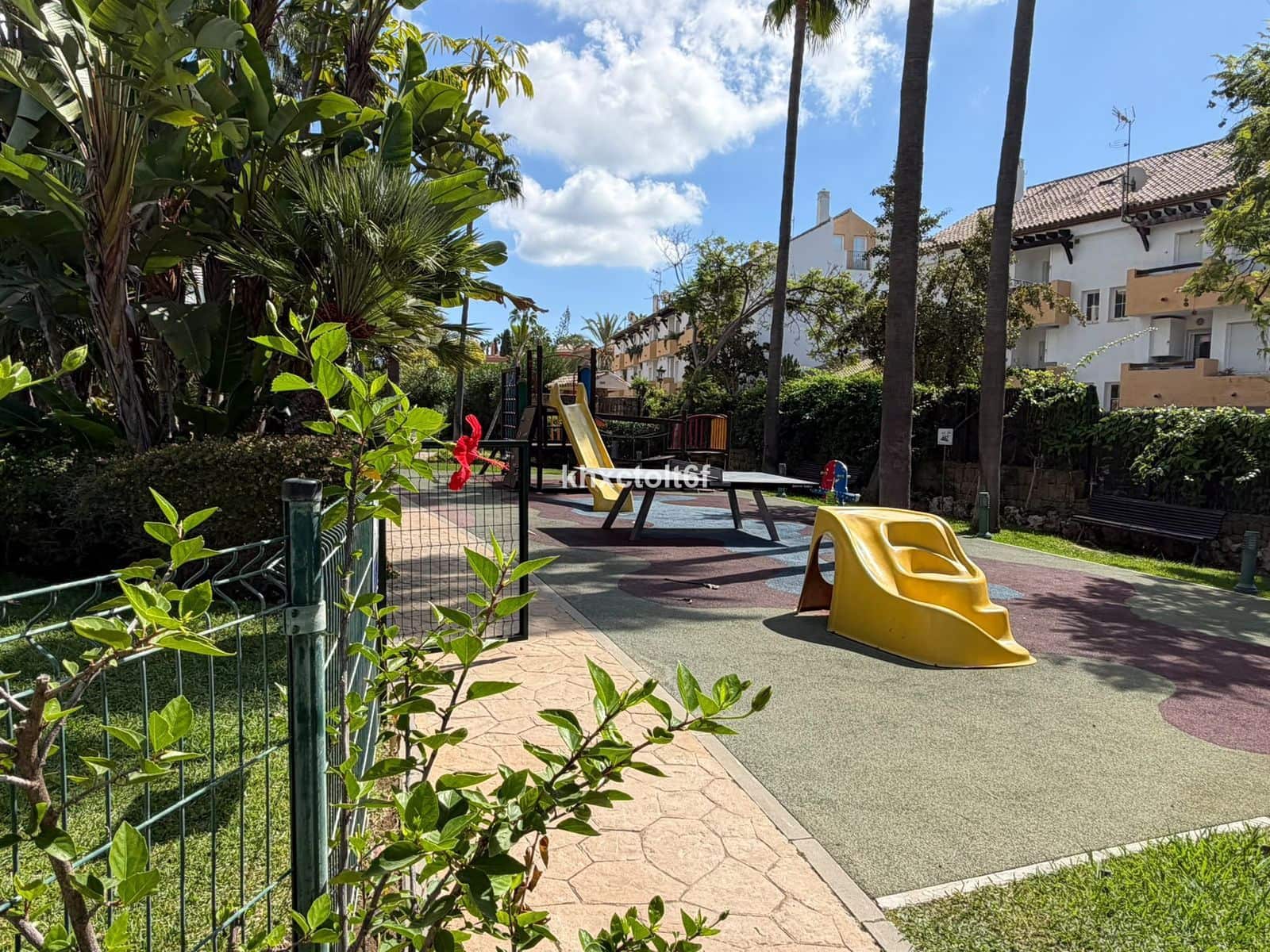 Apartamento de 2 habitaciones en Bahía de Marbella en venta con piscina - 645.000 € (Ref: 10097671)