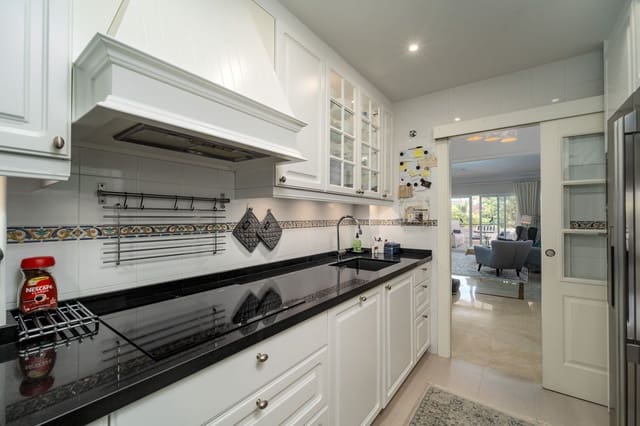 2 sypialnia Apartament na sprzedaż w Estepona - 577 000 € (Ref: 10097673)