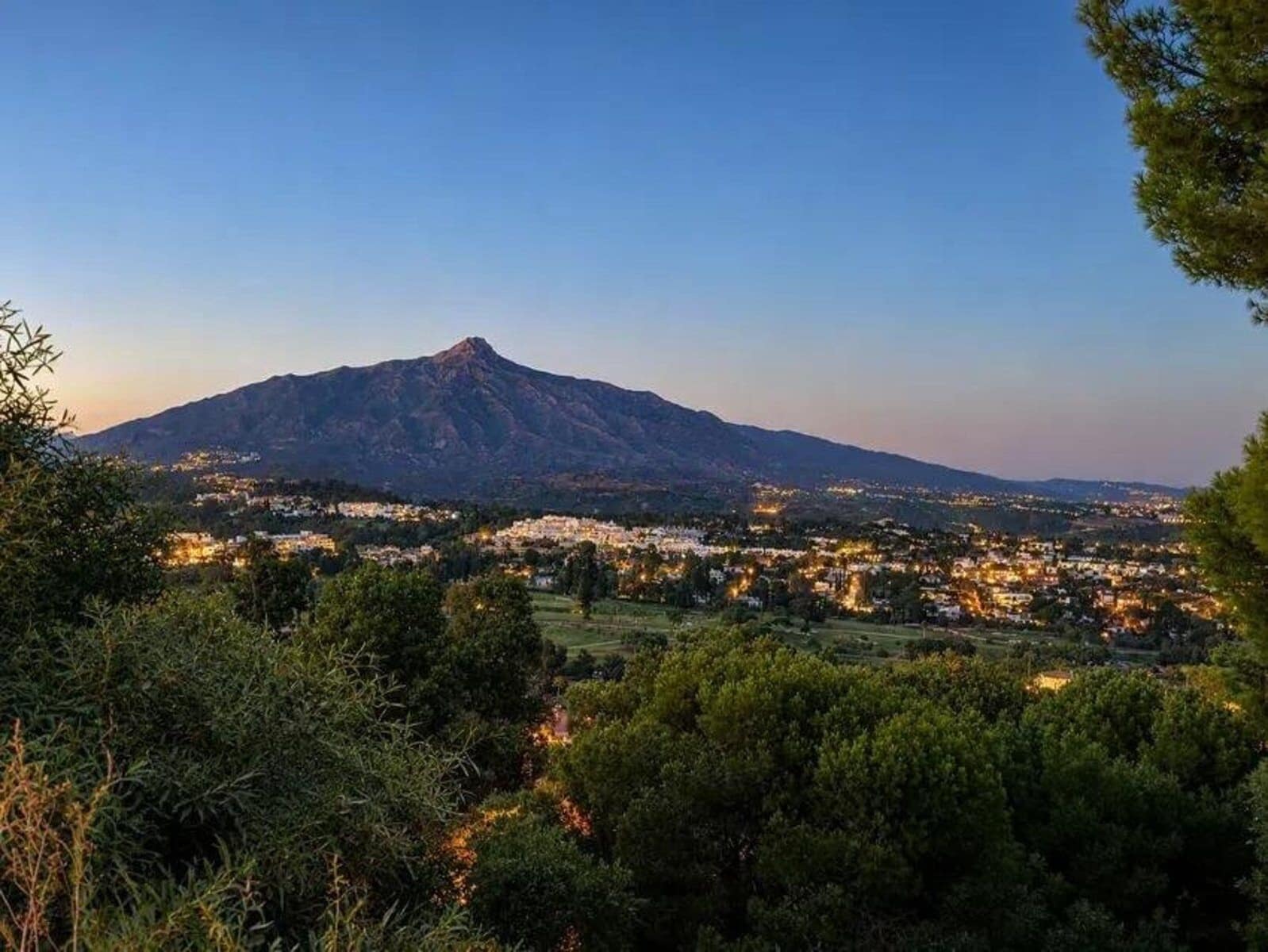 4 soveværelse Byhus til salg i Nueva Andalucia - € 665.000 (Ref: 10097686)