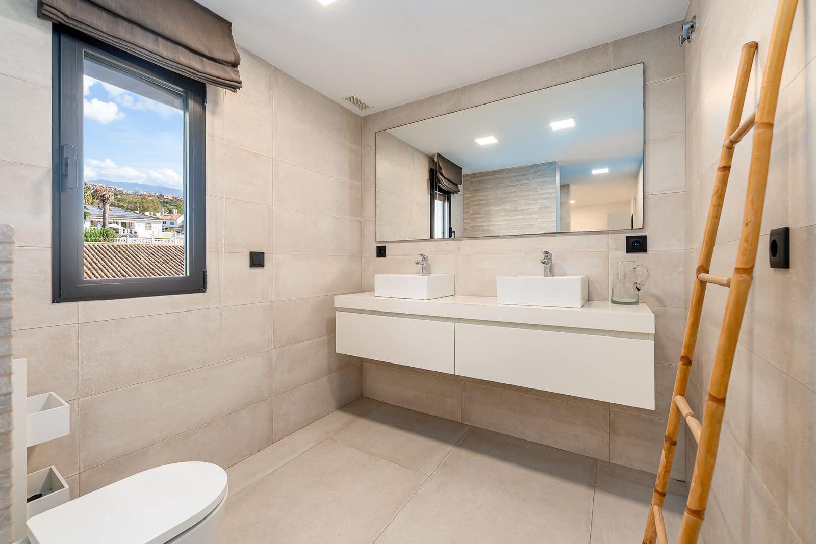Chalet de 4 habitaciones en Calahonda en venta - 1.978.000 € (Ref: 10097692)