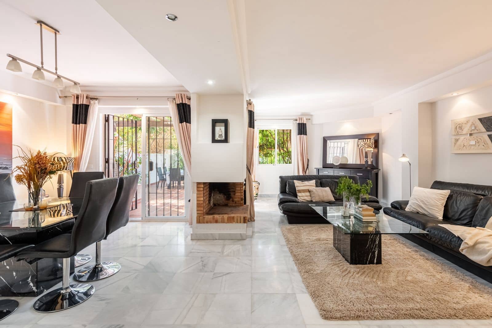 4 soveværelse Byhus til salg i Nueva Andalucia - € 650.000 (Ref: 10097704)