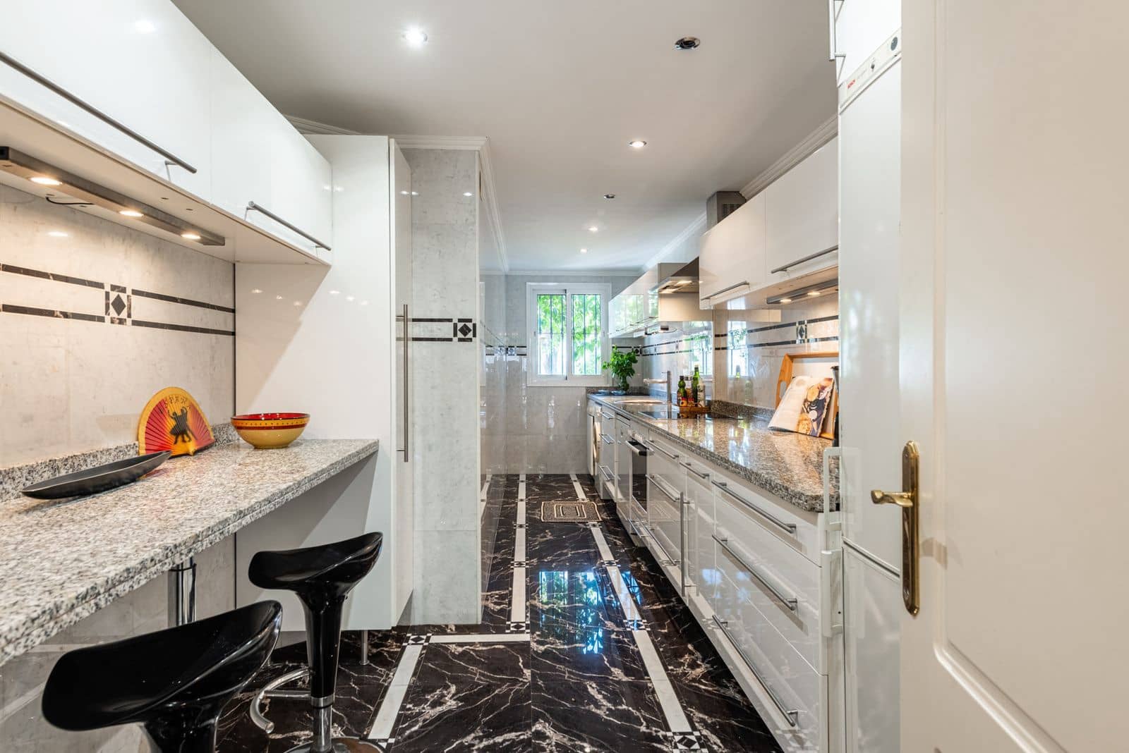 4 soveværelse Byhus til salg i Nueva Andalucia - € 650.000 (Ref: 10097704)