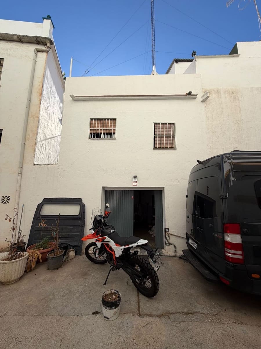 2 bedroom Semi-detached Villa for sale in Marbella - € 900,000 (Ref: 10097715)