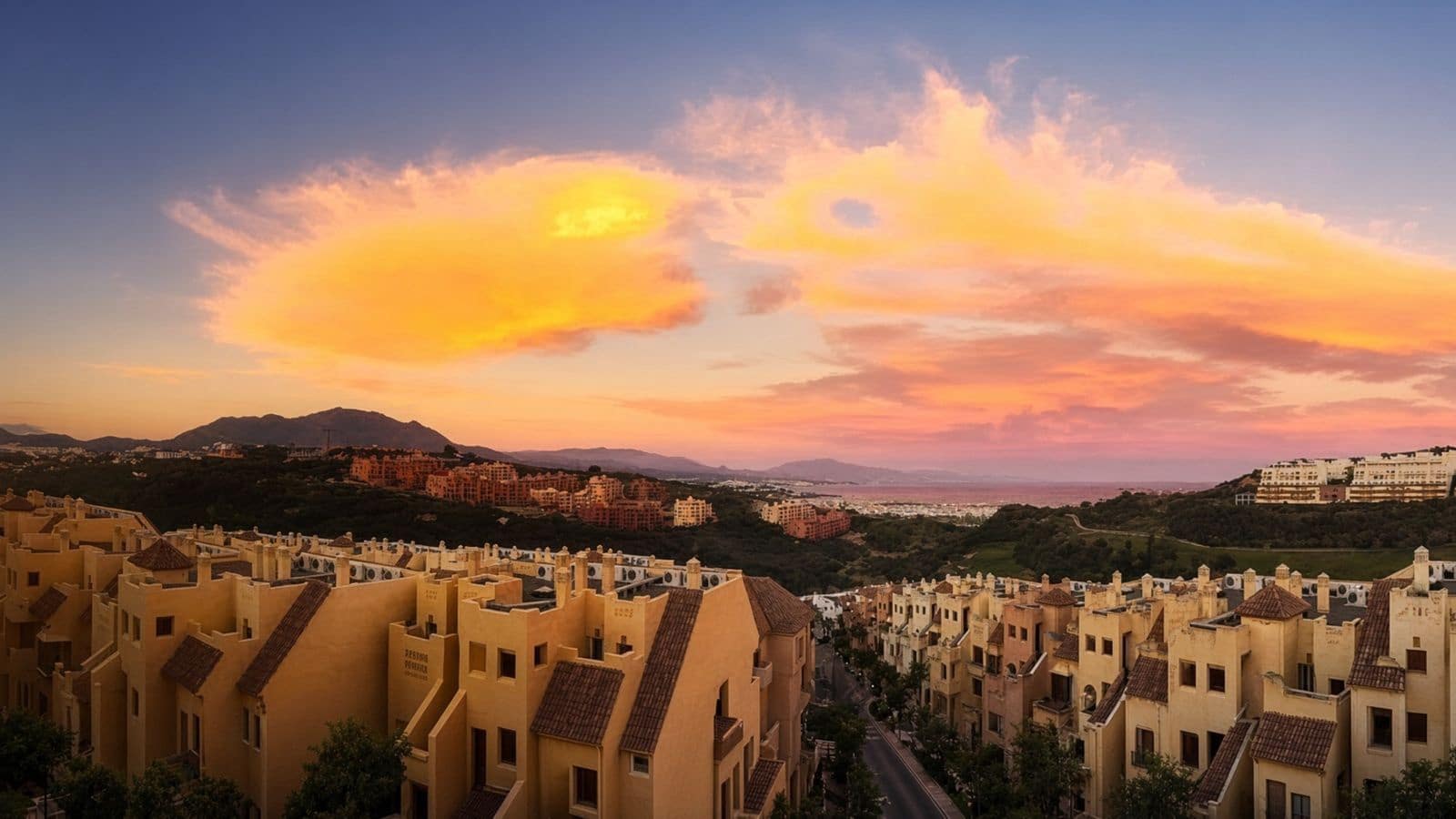 2 slaapkamer Penthouse te koop in La Duquesa / Puerto de la Duquesa - € 325.000 (Ref: 10097722)