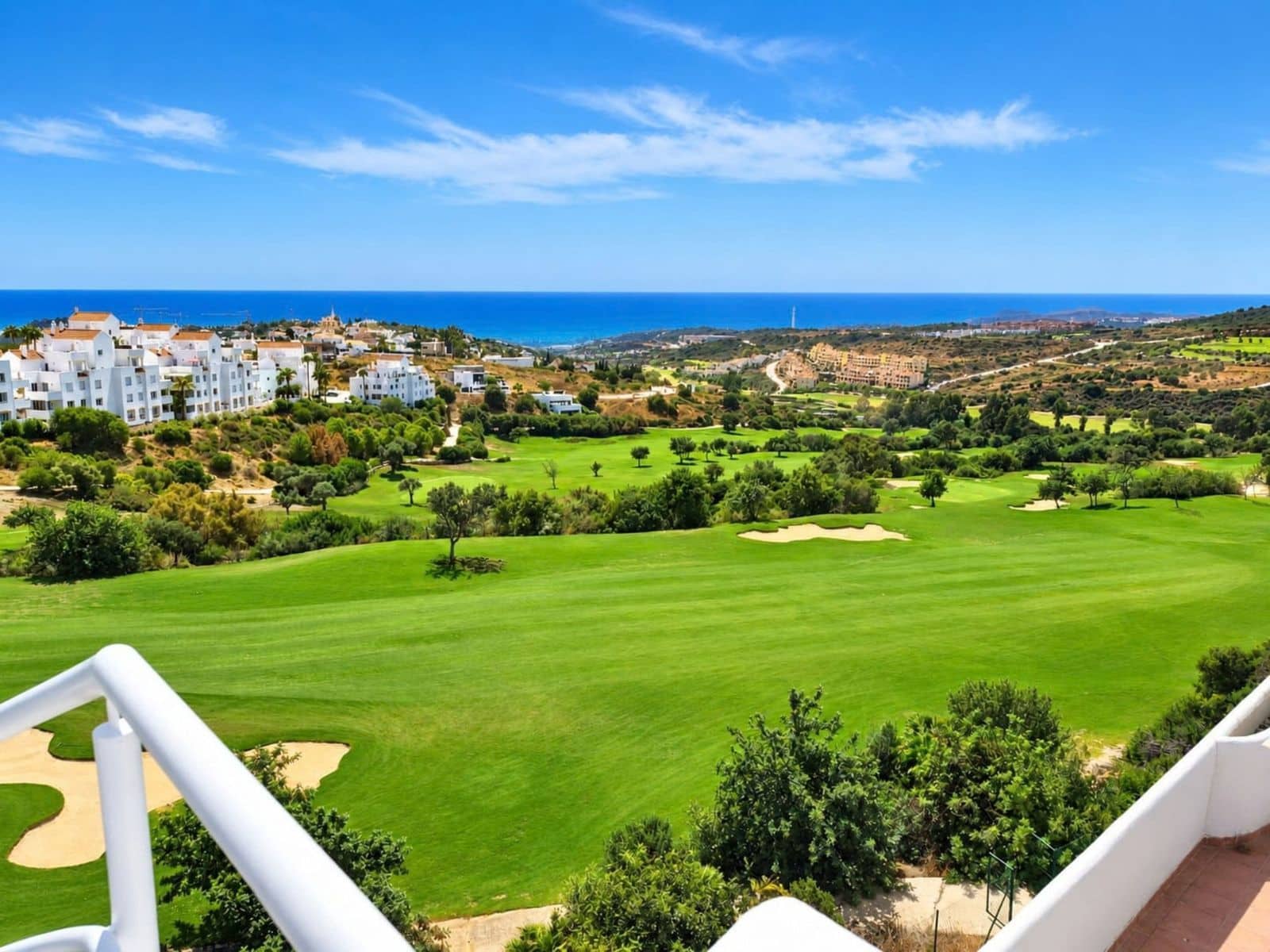 Ático de 2 habitaciones en Estepona en venta - 350.000 € (Ref: 10097728)