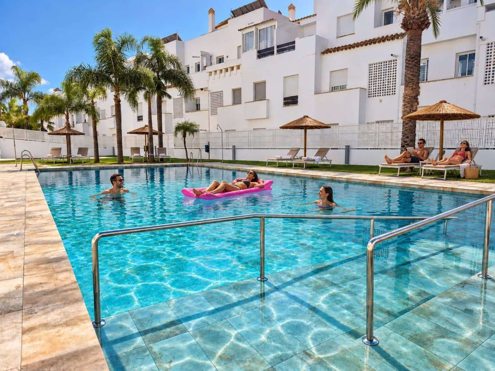 Ático de 2 habitaciones en Estepona en venta - 350.000 € (Ref: 10097728)