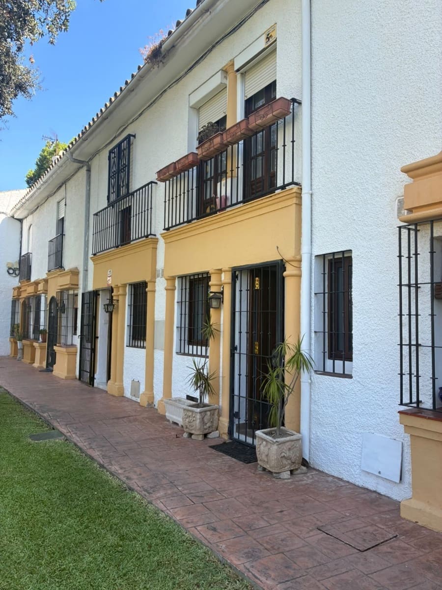 3 soveværelse Byhus til salg i Elviria - € 495.000 (Ref: 10097744)