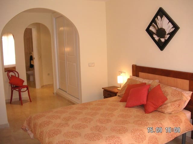 2 soveværelse Lejlighed til salg i Elviria, Marbella - € 495.000 (Ref: 10097747)