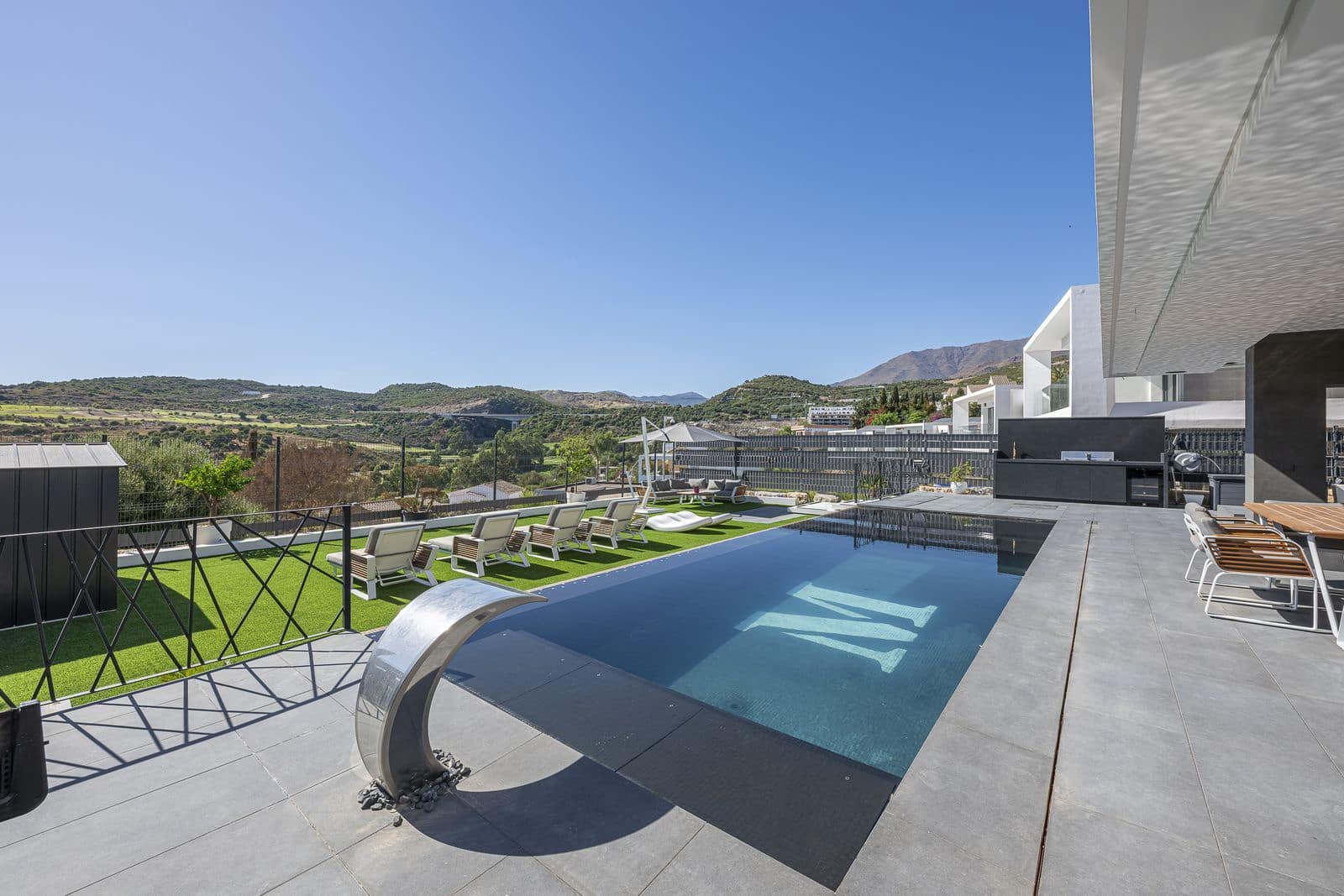 3 sovrum Villa till salu i Estepona - 1 370 000 € (Ref: 10097761)