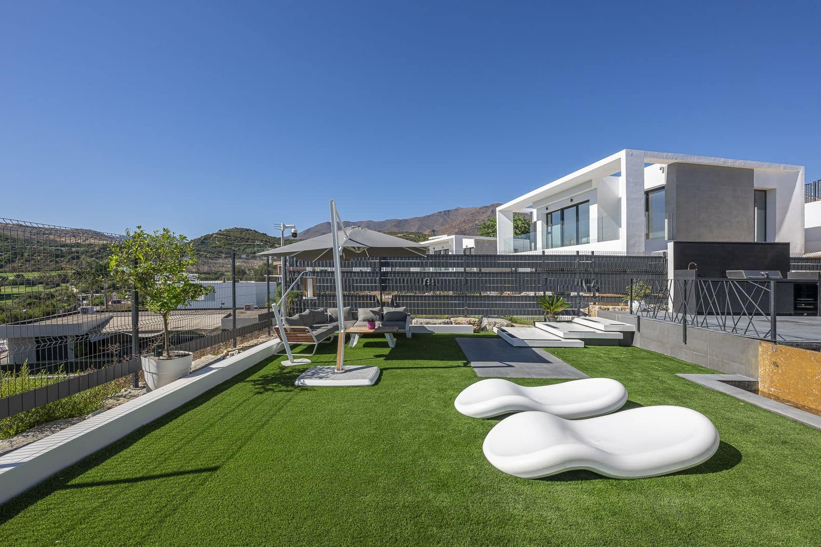 3 sovrum Villa till salu i Estepona - 1 370 000 € (Ref: 10097761)