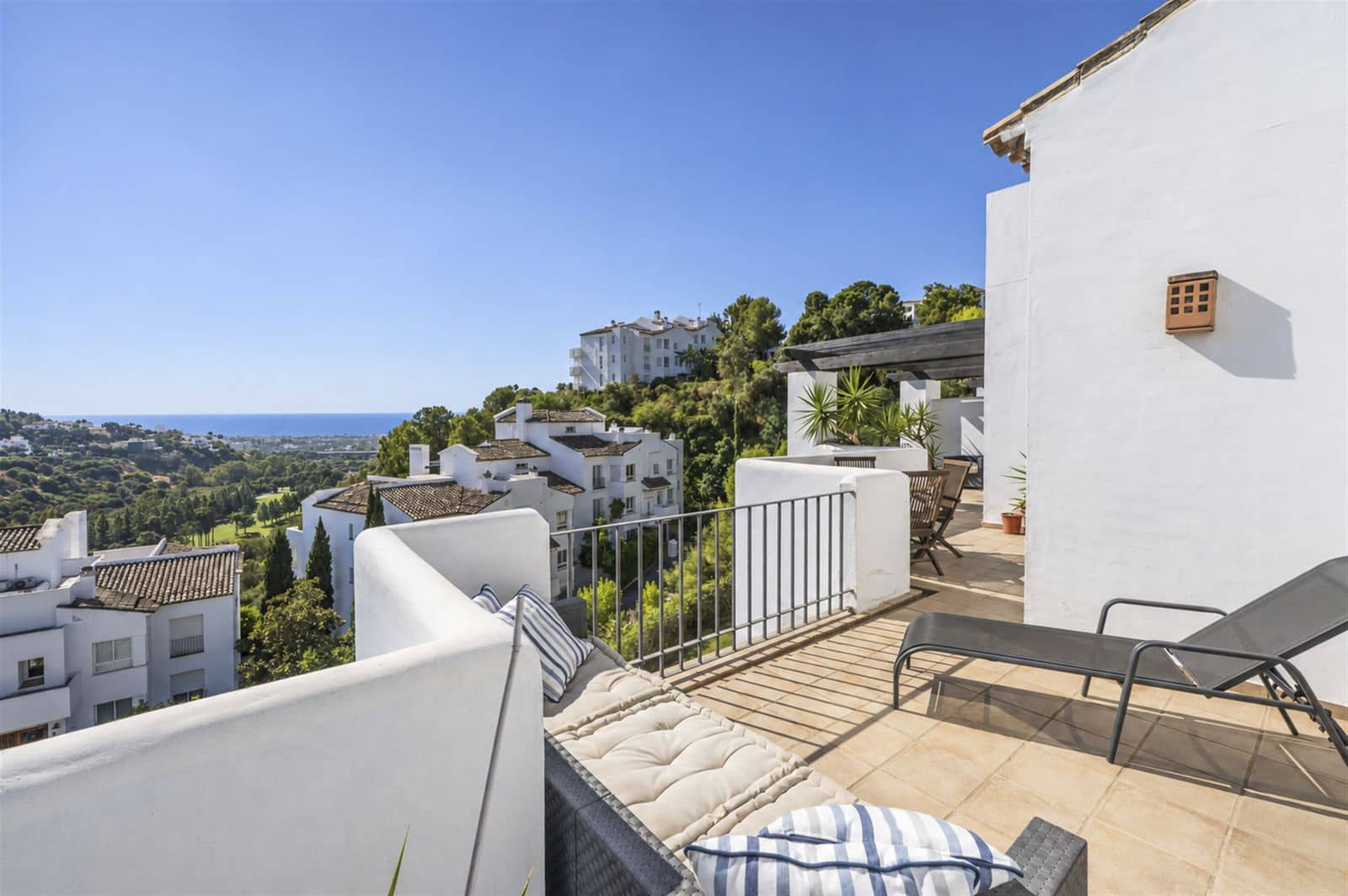 3 bedroom Penthouse for sale in Benahavis - € 650,000 (Ref: 10097807)