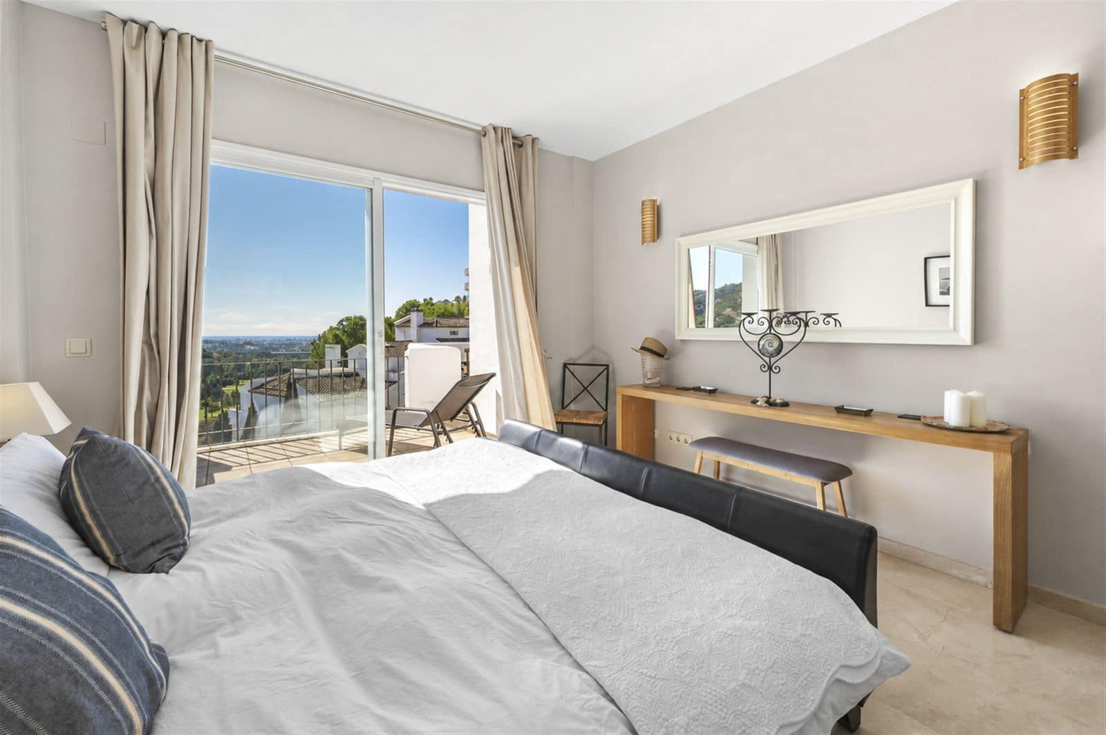 3 bedroom Penthouse for sale in Benahavis - € 650,000 (Ref: 10097807)