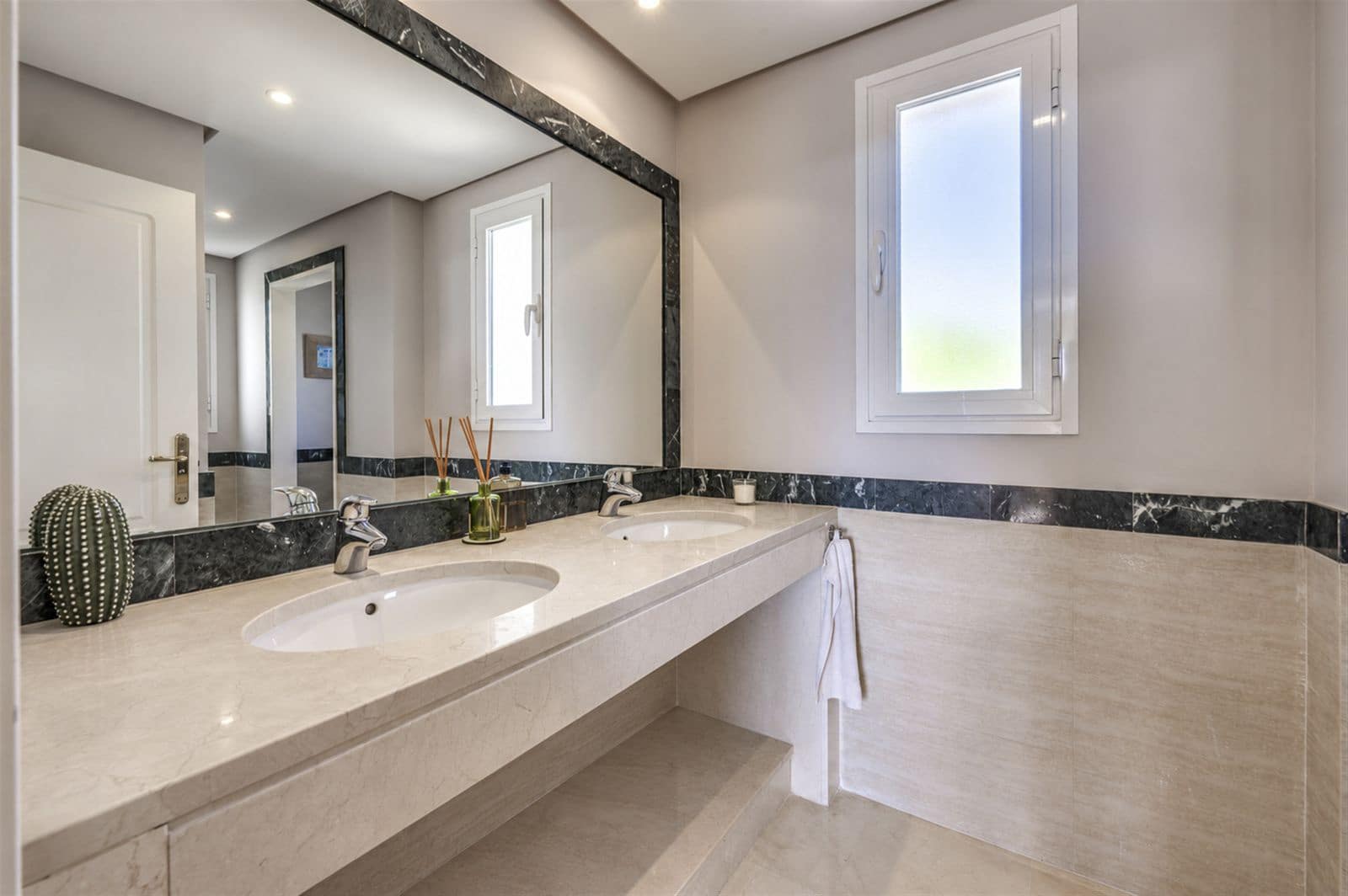 3 bedroom Penthouse for sale in Benahavis - € 650,000 (Ref: 10097807)