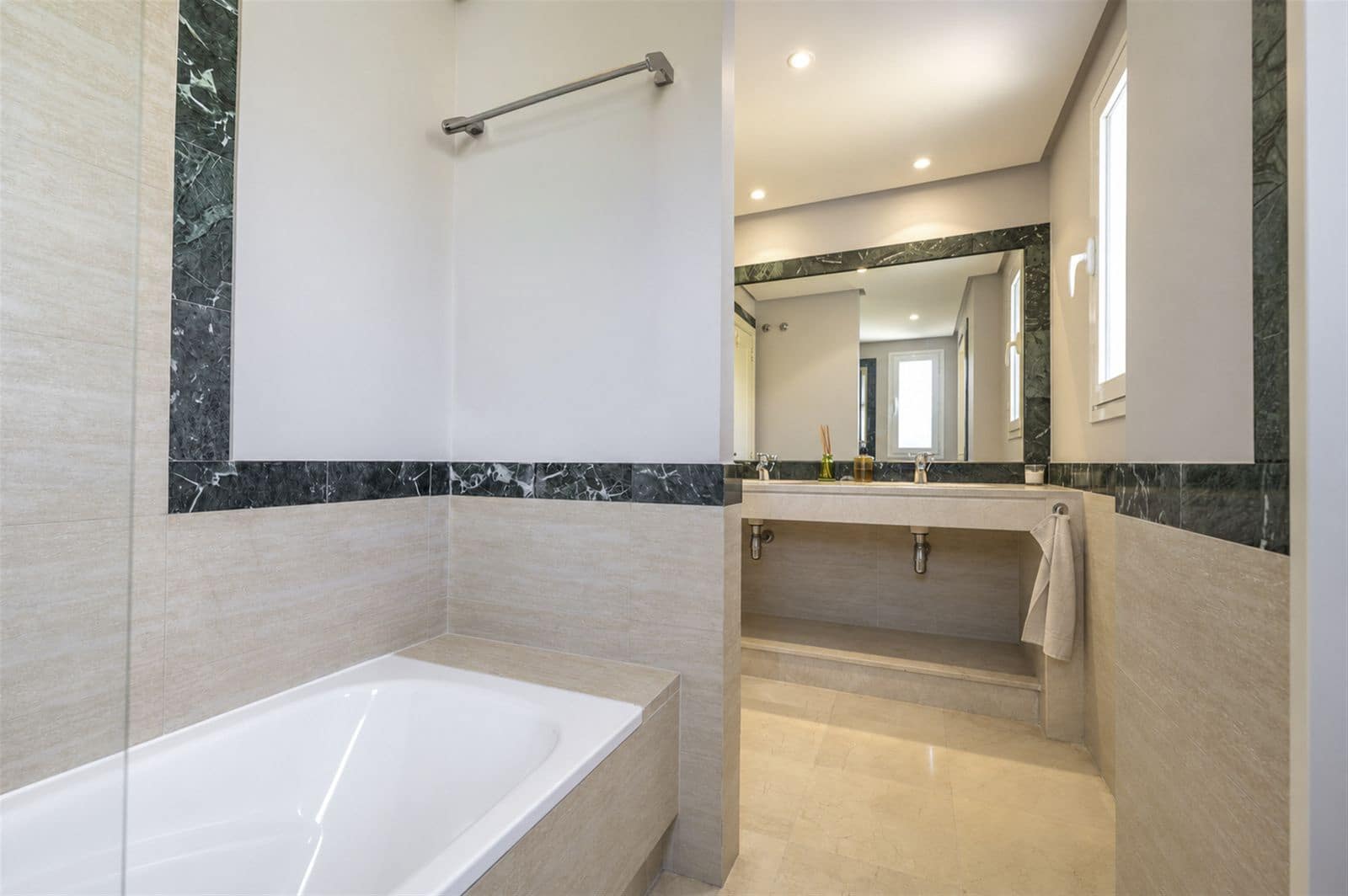 3 bedroom Penthouse for sale in Benahavis - € 650,000 (Ref: 10097807)