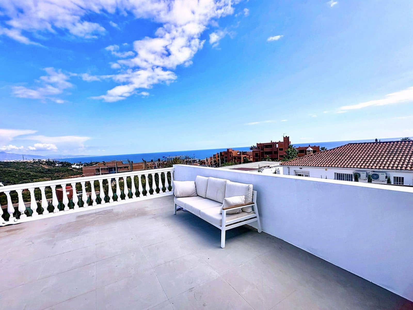Chalet de 3 habitaciones en Estepona en venta - 599.000 € (Ref: 10097846)