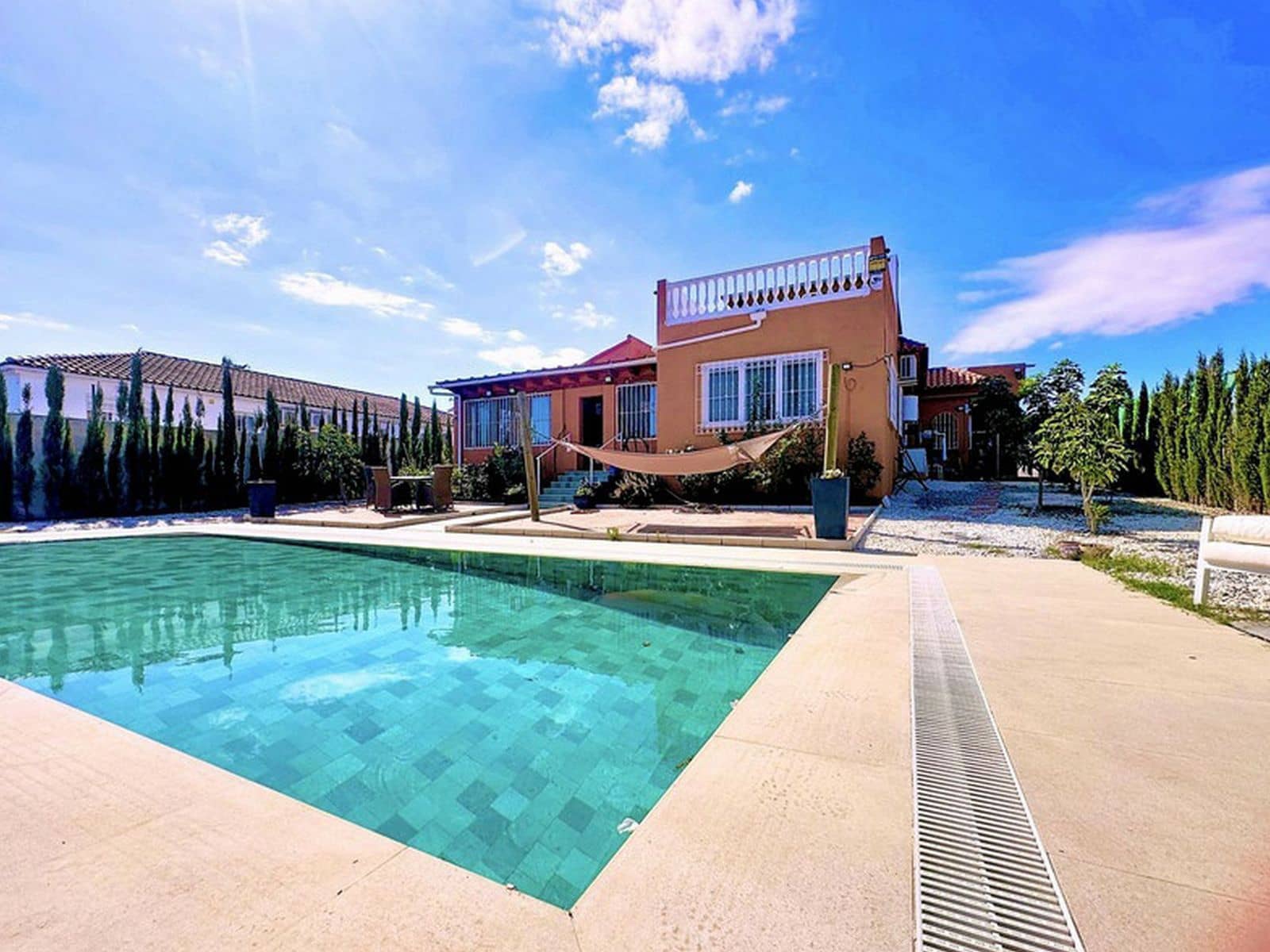 Chalet de 3 habitaciones en Estepona en venta - 599.000 € (Ref: 10097846)