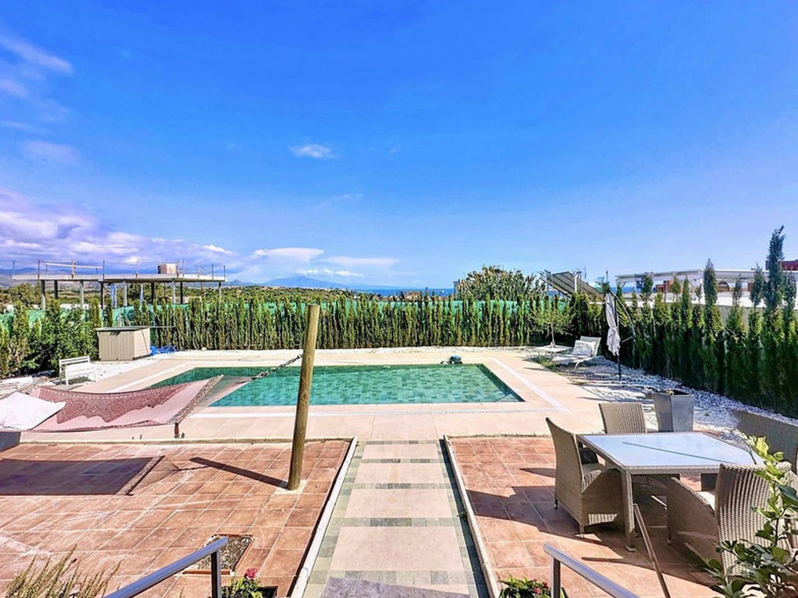 Chalet de 3 habitaciones en Estepona en venta - 599.000 € (Ref: 10097846)