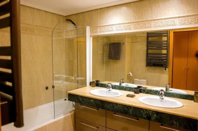 Apartamento de 2 habitaciones en Selwo, Estepona en venta con piscina garaje - 610.000 € (Ref: 10097852)