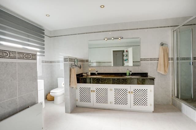3 slaapkamer Villa te koop in El Paraiso, Estepona - € 1.500.000 (Ref: 10097855)