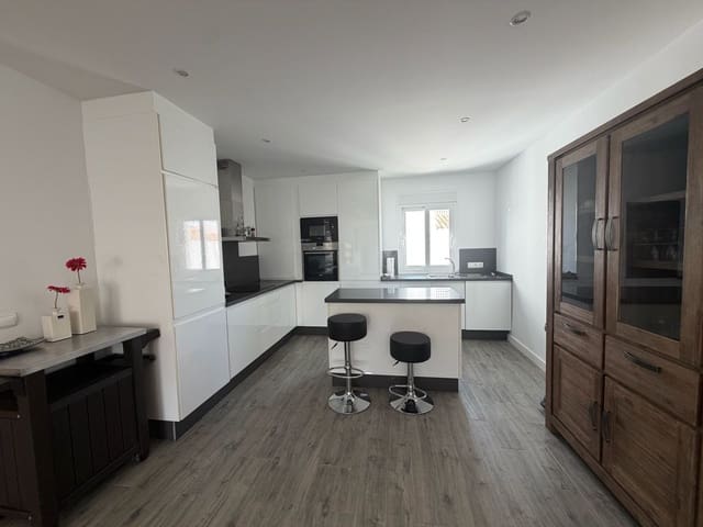 2 soveværelse Lejlighed til salg i Puerto Banus, Marbella med swimmingpool garage - € 700.000 (Ref: 10153377)