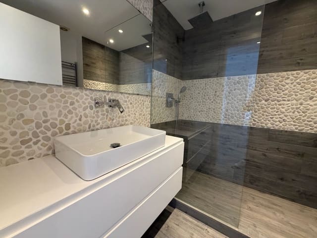 2 soveværelse Lejlighed til salg i Puerto Banus, Marbella med swimmingpool garage - € 700.000 (Ref: 10153377)