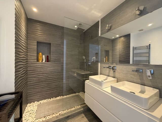 2 soveværelse Lejlighed til salg i Puerto Banus, Marbella med swimmingpool garage - € 700.000 (Ref: 10153377)